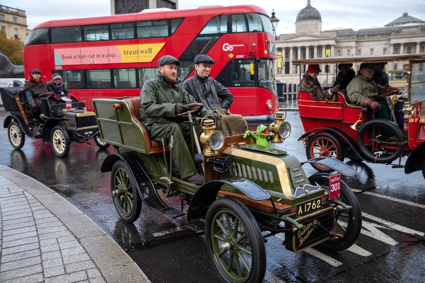 RAC London to Brighton Veteran Car Run - 02 Nov 2025 Veteran cars sit and wait in London traffic. The annual RAC London to Brighton Veteran Car Run, founded in 1896, is the world s longest-running mot ...