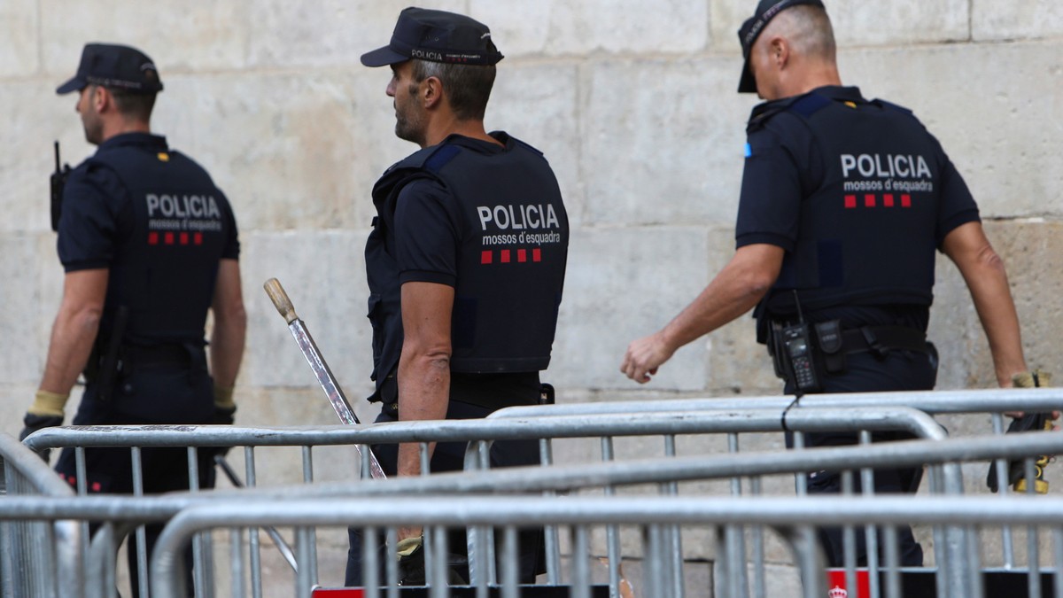 epa06297749 Several Mosso d' Esquadra's officers, the Catalonian regional police, on duty outside Palau de la Generalitat, the Catalonian regional Government Palace, in the first working day ...
