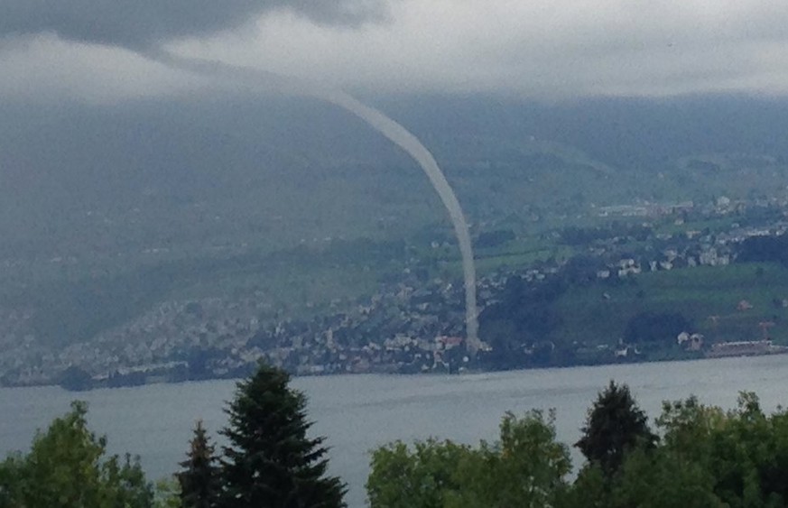 So selten wie spektakulär: Wasserhose wirbelte am Morgen über den Zürichsee