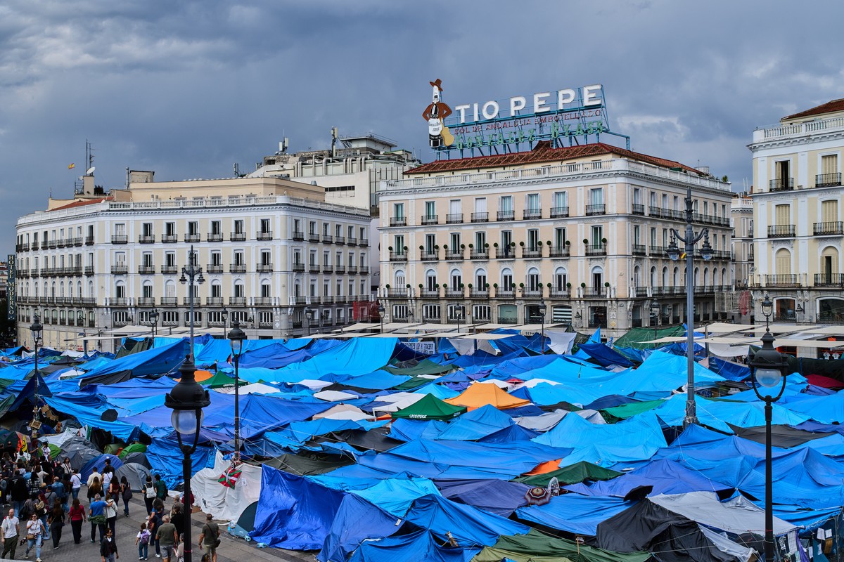 People walk among tents set up by protesters at the Puerta del Sol square demanding stronger laws to protect renters in Madrid, Spain, Saturday, Oct. 17, 2026. (AP Photo/Bernat Armangue)
Spain Housing ...
