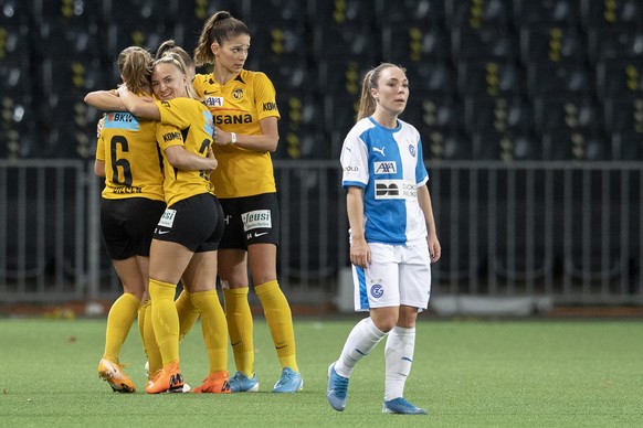 YBs Spielerinnen feiern ihren Sieg im Women�s Super League Fussballspiel der Frauen zwischen den Berner Young Boys und dem Grasshopper Club Zuerich, am Sonntag, 1. November 2020, im Stadion Wankdorf i ...