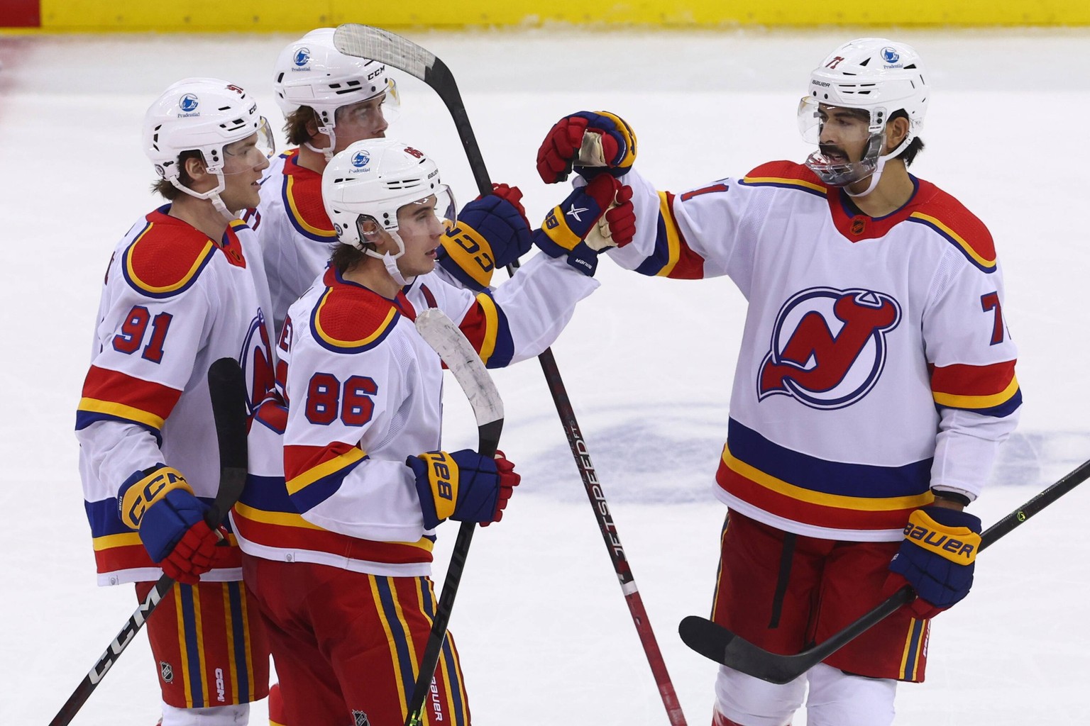 NHL, Eishockey Herren, USA New York Islanders at New Jersey Devils Dec 9, 2022 Newark, New Jersey, USA New Jersey Devils center Jack Hughes 86 celebrates his goal against the New York Islanders during ...