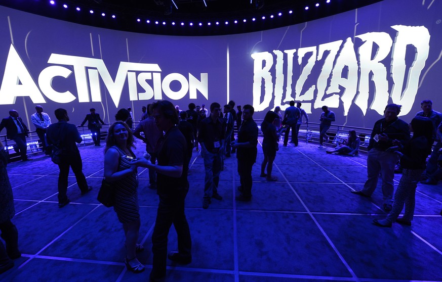 epa09693177 (FILE) - Attendees gather at the Activision Blizzard exhibit at the E3 (Electronic Entertainment Expo) in Los Angeles, California, USA, 12 June 2013 (reissued 18 January 2022). Microsoft o ...