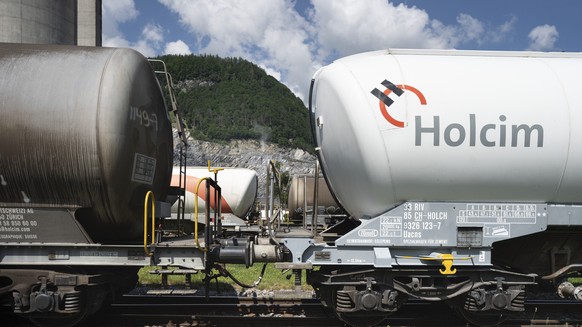 ARCHIVBILD ZU DEN UMSATZZAHLEN VON HOLCIM --- Ein Gueterzug steht auf dem Gelaende eines Holcim Zementwerks, fotografiert am 10. Juni 2021 in Untervaz, Kanton Graubuenden. (KEYSTONE/Gaetan Bally)