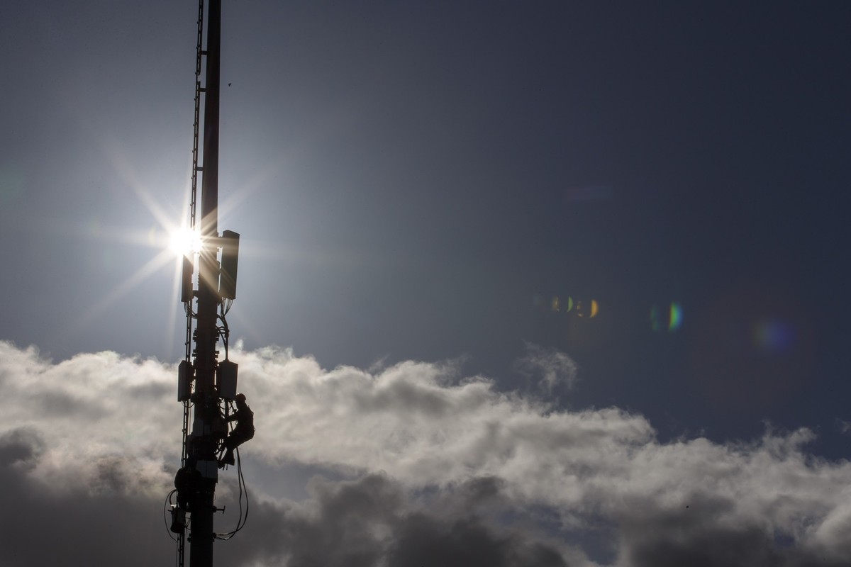 Des techniciens de l'entreprise Axians cablent des antennes 5G de communication pour la telephonie mobile sur un mat ayant aussi des antennes 4G situe au stade de Balexert, ce mercredi 12 fevrier ...