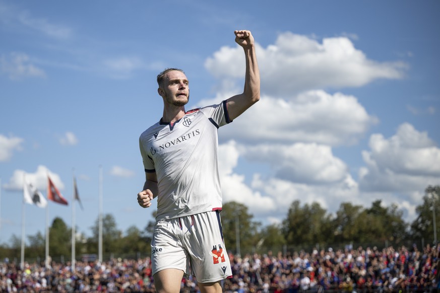 Basels Bradley Fink jubelt nach seinem 2:0 Tor im Schweizer Cup Fussballspiel zwischen dem FC Allschwil und dem FC Basel 1893 auf dem Sportplatz Schuetzenmatte in Basel, am Sonntag, 21. August 2022. ( ...