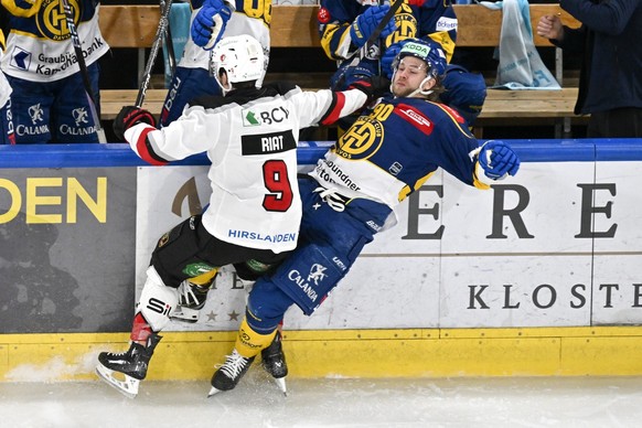 Der Lausanner Damien Riat, links, checkt den Davoser Sven Jung, im vierten Playoff Eishockey Viertelfinale Meisterschaftsspiel der National League (NL) zwischen dem HC Davos und dem Lausanne HC, am Sa ...