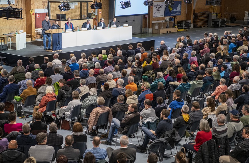 Rund 750 Personen versammelten sich in der Sporthalle anlaesslich einer Bevoelkerungsinformation der Isen AG von Investor Samih Sawiris zum Projekt Marina in Isleten am Urnersee im Kanton Uri, am Mitt ...