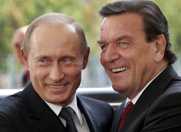 File--- File photo shows German Chancellor Gerhard Schroeder, right, welcoming Russia&#039;s President Vladimir Putin in Berlin, Germany, Thursday Sept. 8, 2005. Local officials with German Chancellor ...