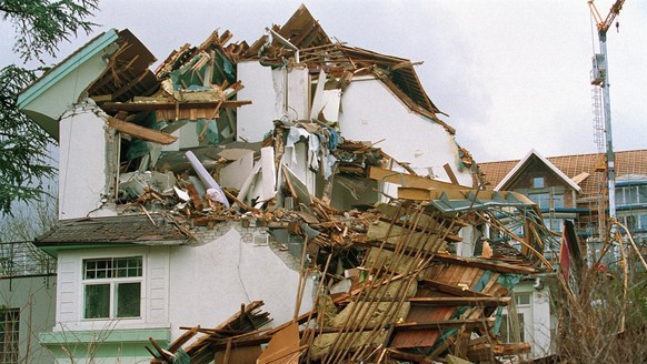 Der orkanartike Sturm Lothar bringt am 26. Dezember 1999, einen Baukran zum Umstuerzen und ein frisch renoviertes Haus in Rueschlikon bei Zuerich beschaedigt. Nach dem Orkan vom 26. Dezember 1999 hat  ...