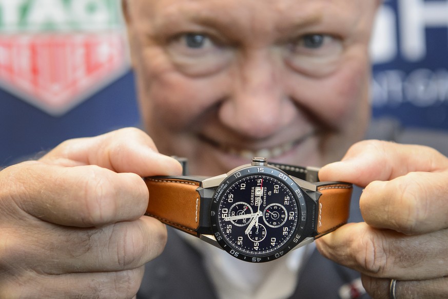 Jean-Claude Biver posiert mit der aus Titan gefertigten «Carrera Connected».