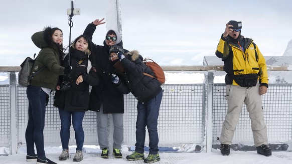 ZU ASIATISCHEN TOURISTEN IN DER JUNGFRAUREGION STELLEN WIR IHNEN HEUTE, DONNERSTAG, 9. FEBRUAR 2017, FOLGENDES BILDMATERIAL ZUR VERFUEGUNG --- Asian tourists take selfies on the Jungfraujoch in the Be ...
