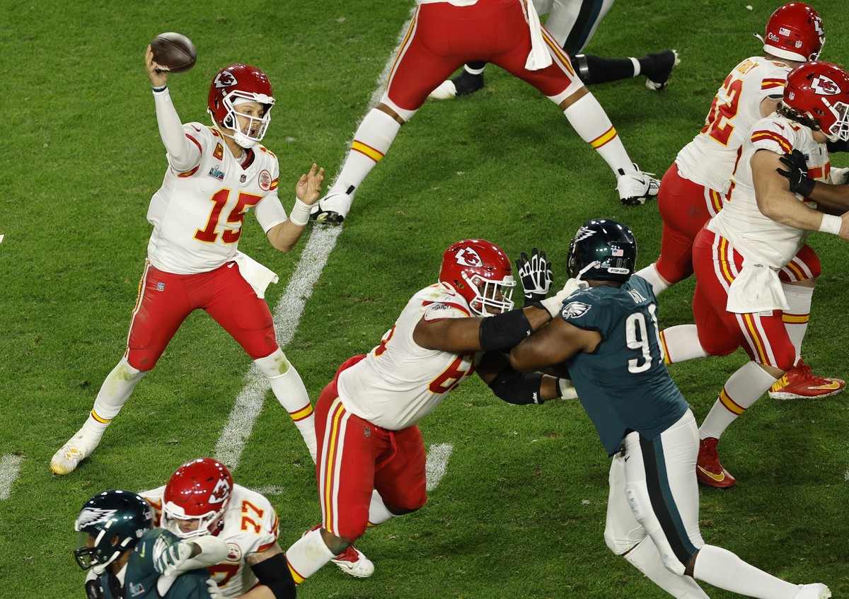 epa10464349 Kansas City Chiefs quarterback Patrick Mahomes (L) throws a pass against the Philadelphia Eagles in the fourth quarter of Super Bowl LVII between the AFC champion Kansas City Chiefs and th ...