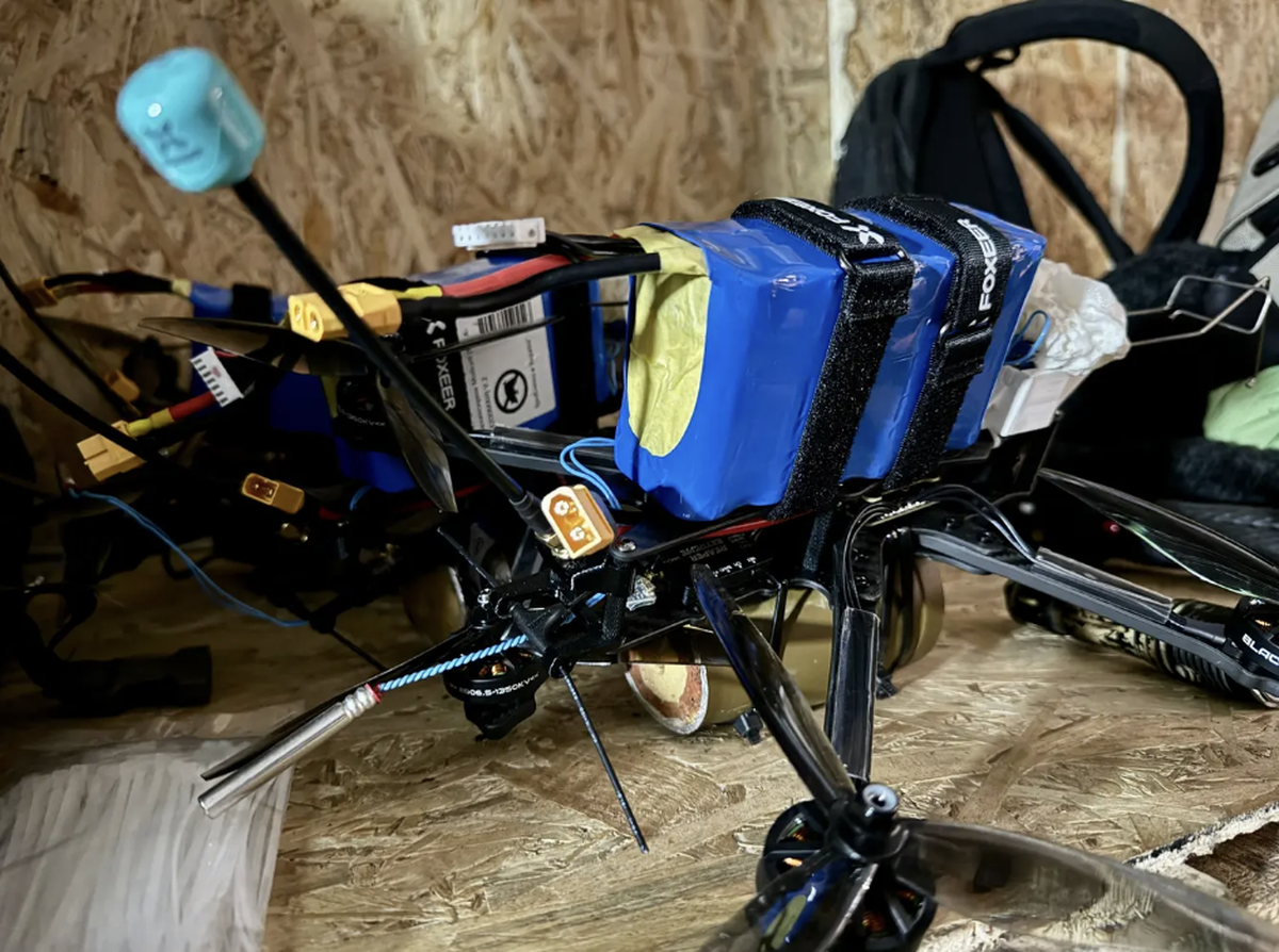 Les drones Kamikaze comme celui-ci tirent également leur énergie de batteries lithium-ion (bleu-jaune).