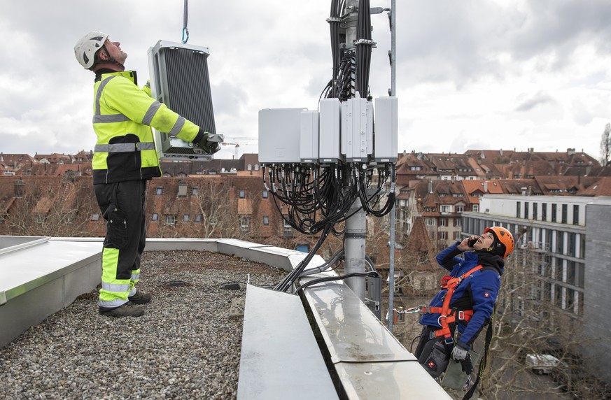 ZUR AUFRUESTUNG EINER SWISSCOM MOBILFUNKANTENNE MIT 5G STELLEN WIR IHNEN FOLGENDES NEUES BILDMATERIAL ZUR VERFUEGUNG --- Benjamin Wasem, installation specialist on behalf of Swisscom, right, during th ...