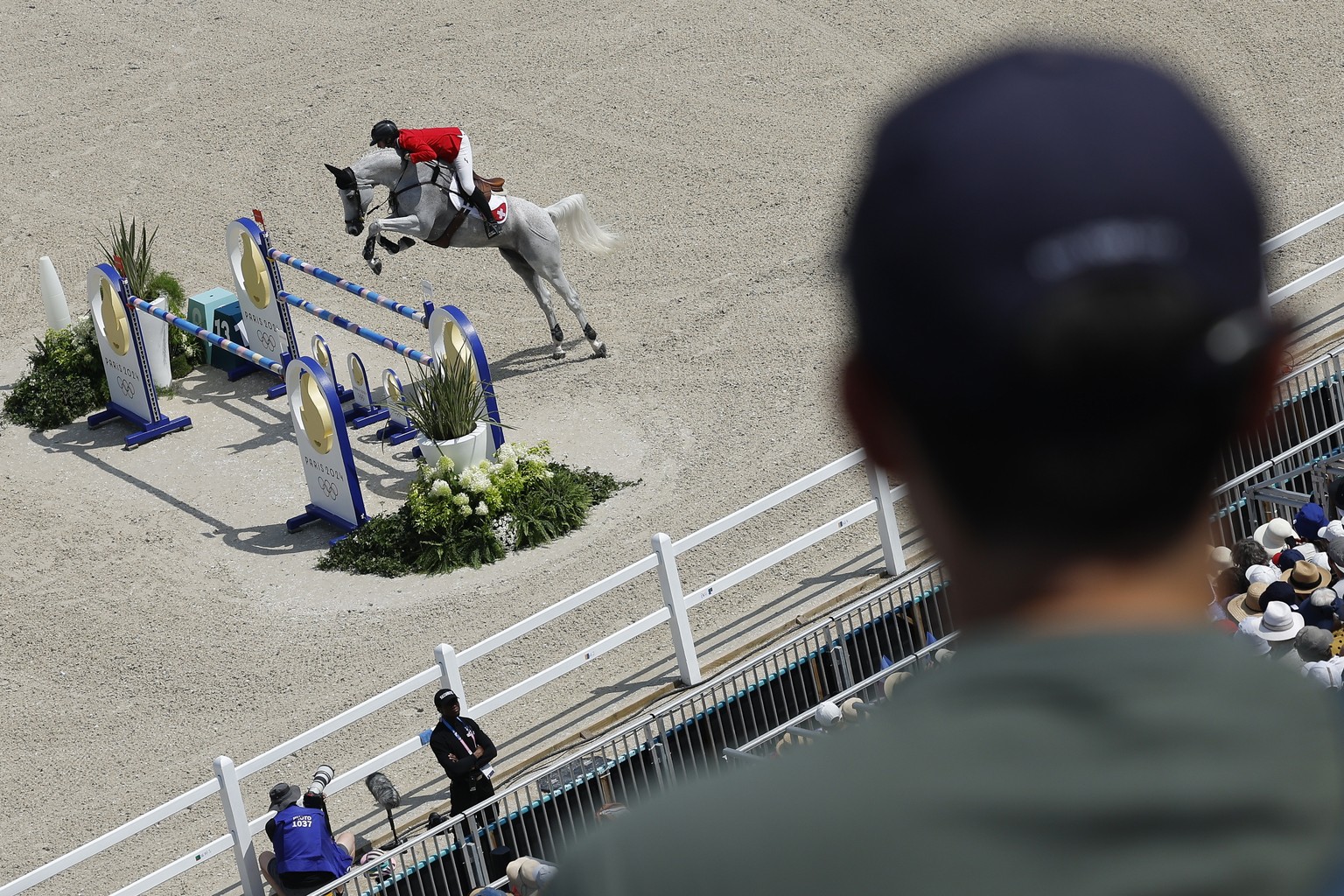 epaselect epa11515489 Martin Fuchs of Switzerland riding Leone Jei competes in the Equestrian Jumping Team Qualifier in the Paris 2024 Olympic Games, at Chateau de Versailles, France 01 August 2024. E ...