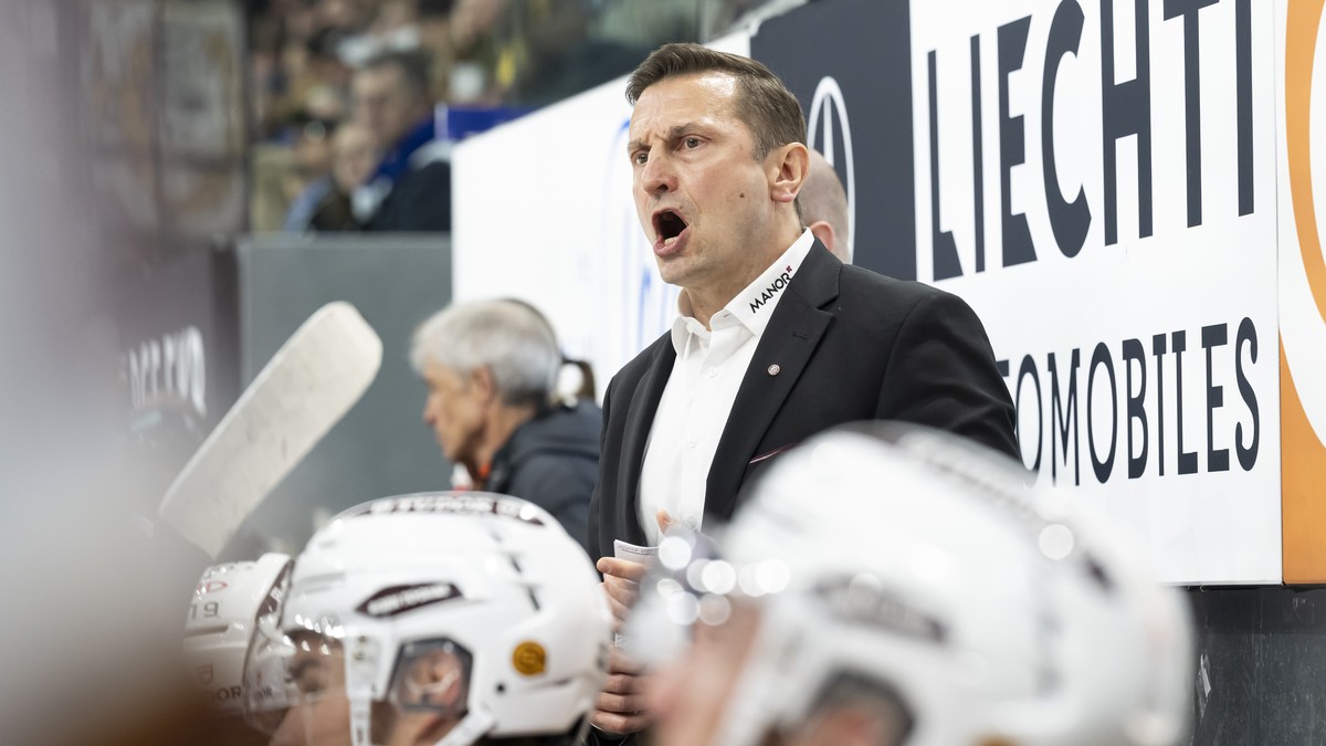 Geneve-Servette's Head coach Peltonen (GSHC) follows the play from the boards during the fifth leg of the National League semifinal playoff game of the Swiss Championship between Fribourg-Gottero ...
