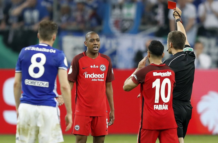 epa06678195 Referee Robert Hartmann shows Frankfurt&#039;s Gelson Fernandes (2-L) the red card during the German DFB Cup semi final soccer match between FC Schalke 04 and Eintracht Frankfurt in Gelsen ...