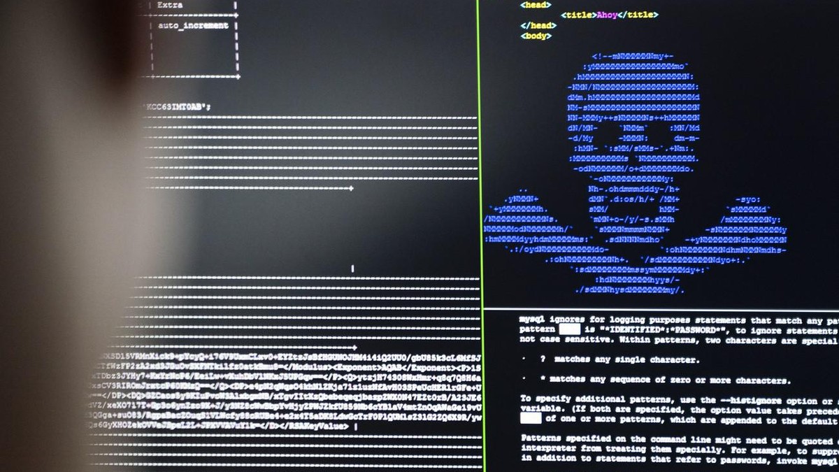 ARCHIV - 04.12.2019, Hessen, Darmstadt: IT Security Wissenschaftler trainieren im Raum "Cyber Range" im Cybersicherheitszentrum "Athene", wie eingeschleuste Erpresser-Programme (&q ...