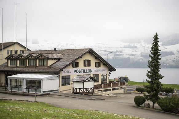 Das Gebaeude des Hotels und Restaurants Postillon an der A2-Autobahnausfahrt Buochs in der Gemeinde Buochs im Kanton Nidwalden am Freitag, 12. Januar 2024. Das Hotel Postillon soll nach dem Willen des ...