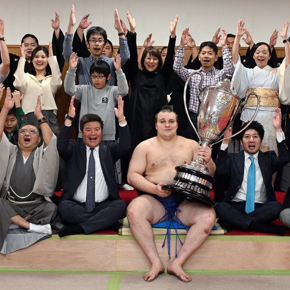 epa12544090 Ukrainian sumo wrestler Aonishiki (C) poses after he won the Kyushu Grand Sumo Tournament in Fukuoka, southwestern Japan, 23 November 2025. Aonishiki became Ukraine&#039;s first sumo wrest ...