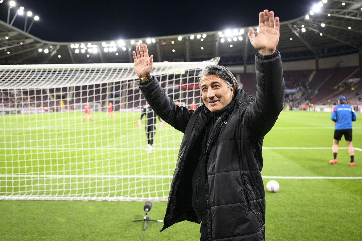 Switzerland's head coach Murat Yakin cheers with supporters before the UEFA Euro 2024 qualifying group I soccer match between Switzerland and Israel, at the Stade de Geneve, in Geneva, Switzerlan ...
