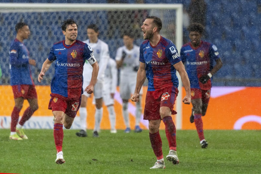 Basels Pajtim Kasami, rechts, jubelt nach seinem Tor zum 1:1 im Fussball Meisterschaftsspiel der Super League zwischen dem FC Basel 1893 und dem FC Lausanne-Sport im Stadion St. Jakob-Park in Basel, a ...