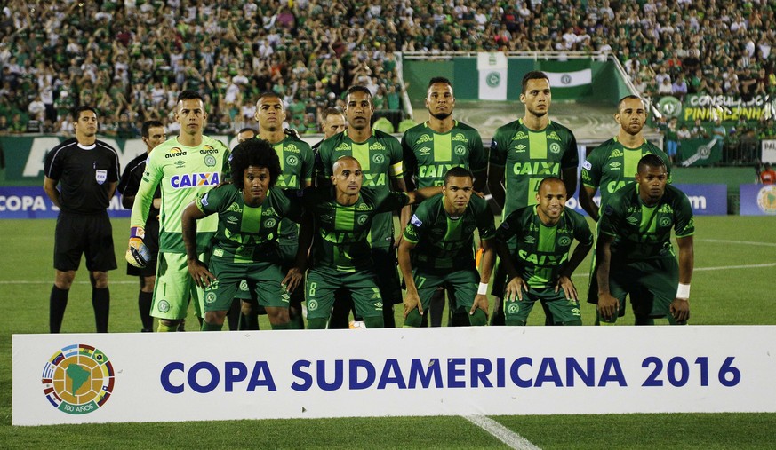 epa05651621 A picture dated 23 November 2016 and made available on 29 November 2016 shows players of the Brazilian Chapecoense soccer team before their semifinal match of the South American Cup, at th ...