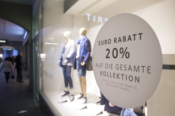 Ein Schild im Schaufenster eines Bekleidungsgeschaeftes weist auf einen Euro-Rabatt von 20 Prozent hin, am Mittwoch, 4. Februar 2015 in Bern. Die am meisten von der Frankenstaerke betroffenen Branchen ...