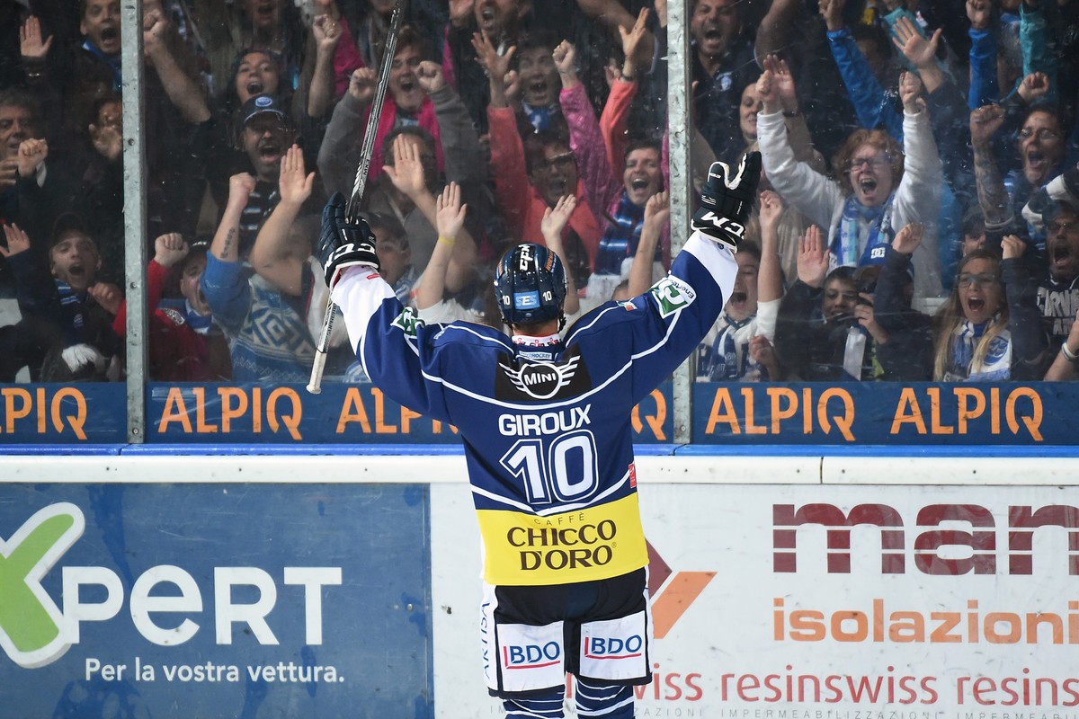 Giroux lässt sich vom Tessiner Anhang feiern.