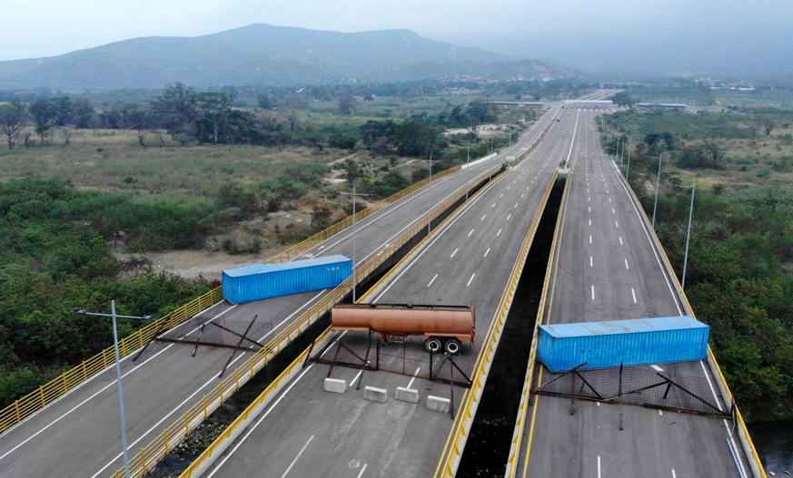 Damit keine Hilfsgüter nach Venezuela kommen. Container und Tanklastwagen blockieren die Grenze zu Kolumbien.&nbsp;