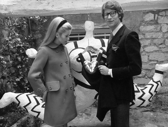 Catherine Deneuve mit Yves Saint-Laurent (vor einer Skulptur von Niki de Saint Phalle), 1966. https://imgur.com/gallery/9cPw1 showbiz history porn film frankreich 60er retro mode design