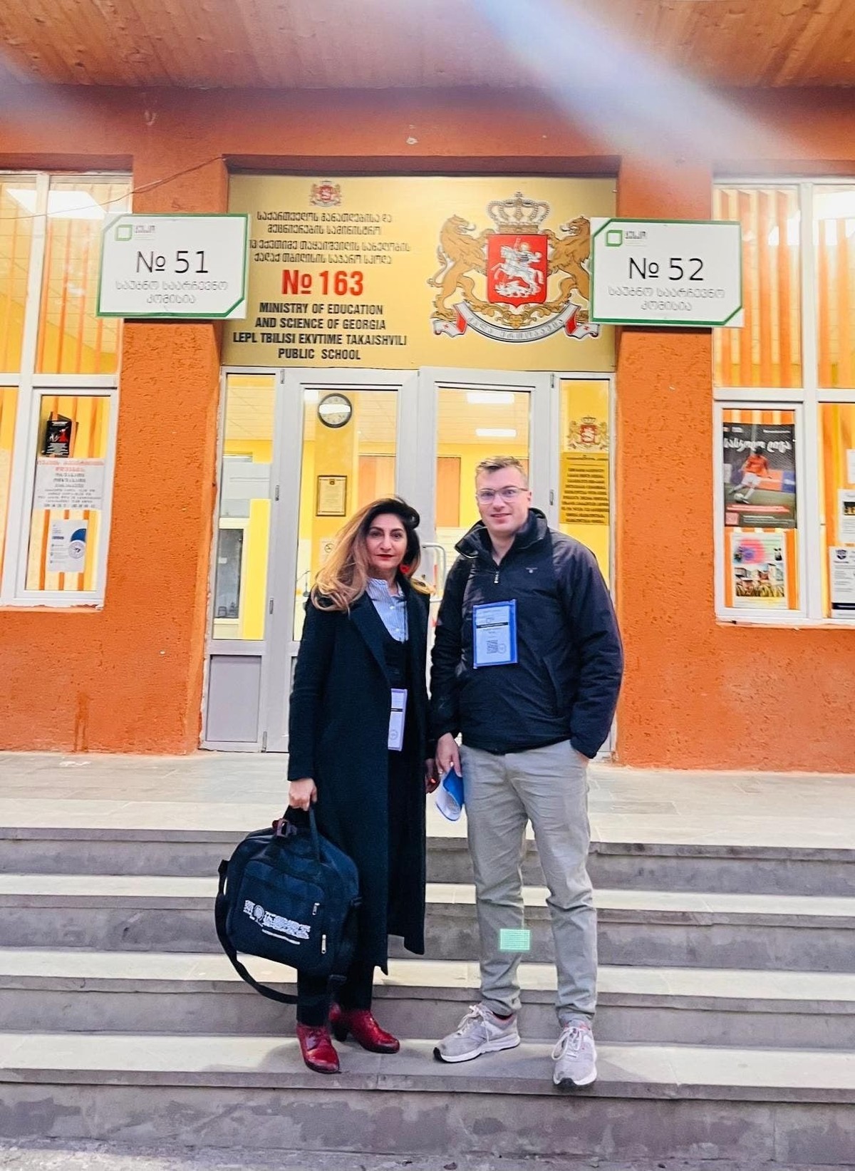 Sibel Arslan avec son collègue britannique devant un bureau électoral dans la capitale géorgienne Tbilissi.