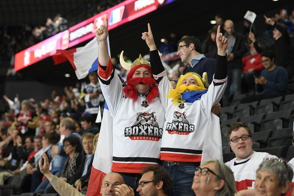 epa05953510 French supporters during their Ice Hockey World Championship group B preliminary round match between Switzerland and France in Paris, France on Tuesday, May 9, 2017. EPA/HERVE RANCHIN