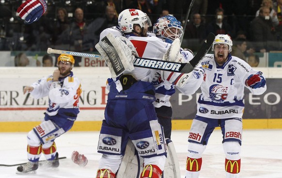 Die ZSC-Spieler Steve McCarthy, Lukas Flueeler und Mathias Seger jubeln nach dem Schlusspfiff nach dem siebten Playoff-Finalspiel der National League A zwischen dem SC Bern und den ZSC Lions am Dienst ...