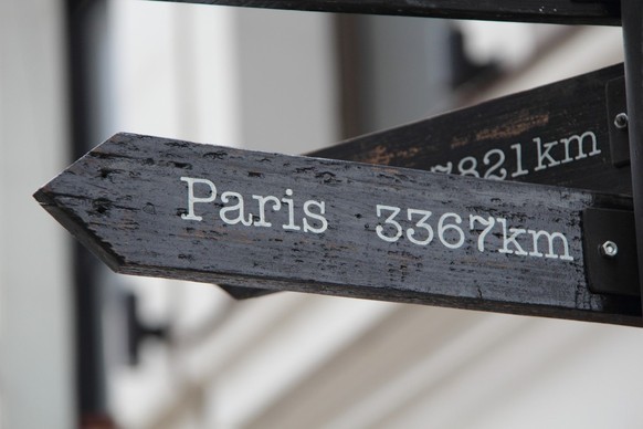 Ein Schild, welches die Richtung nach Paris anzeigt.