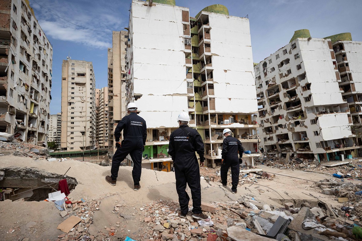 epa13089427 Rescue workers from Argentina assess buildings affected by the double earthquake in Catia La Mar, Venezuela, 05 July 2026. Eleven days after the double earthquake struck the country, effor ...