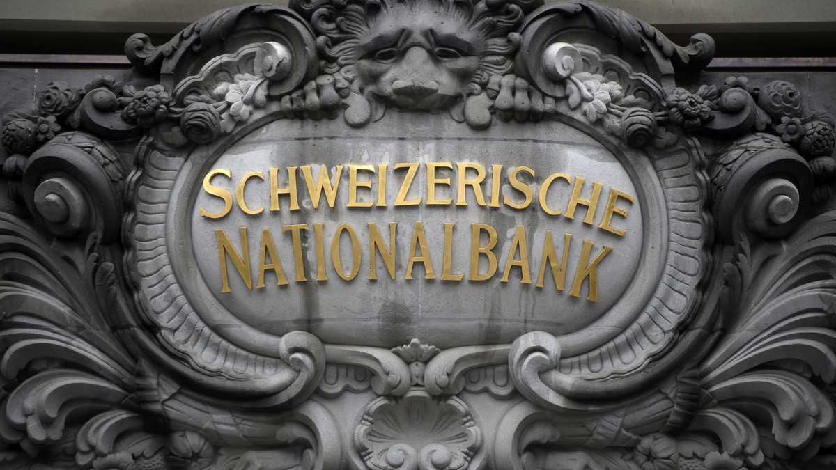 ARCHIVBILD ZUM UMSATZ DER NATIONALBANK IM DRITTEN QUARTAL, AM FREITAG, 29. OKTOBER 2021 - The facade of the Swiss National Bank SNB pictured at the Bundesplatz, one day prior to the semi-annual press  ...