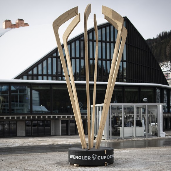 Die Trophae des Cups, aufgenommen am Samstag, 25. Dezember 2021, vor dem Eisstadion in Davos. Der 94. Spengler Cup wurde wegen Coronafaellen beim gastgebenden HC Davos einen Tag vor Beginn des Traditi ...