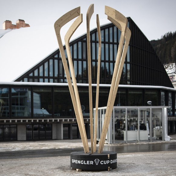 Die Trophae des Cups, aufgenommen am Samstag, 25. Dezember 2021, vor dem Eisstadion in Davos. Der 94. Spengler Cup wurde wegen Coronafaellen beim gastgebenden HC Davos einen Tag vor Beginn des Traditi ...