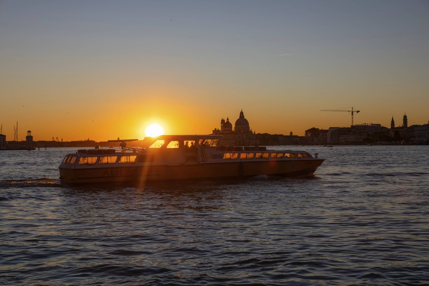 Wasserbus vor der Kirche Santa Maria della Salute im Abendrot vor Sonnenuntergang, Venedig, Venetien, Italien Water bus in front of Santa Maria della Salute church at sunset, Venice, Veneto, Italy Cop ...