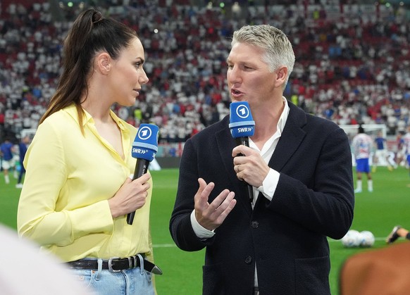 25.11.2022, Al Bayt Stadium, Doha, QAT, WM FIFA 2022, Group B, England vs USA, im Bild Stadionmoderatorin Esther Sedlaczek mit TV Experte Bastian Schweinsteiger Doha Al Bayt Stadium Qatar *** 25 11 20 ...