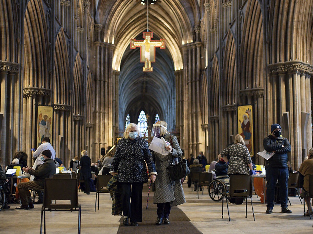 Audrey Elson (l, 84) verl�sst mit ihrer Tochter die Lichfield Kathedrale, nachdem sie dort mit dem Corona-Impfstoff der Universit�t Oxford und des Konzerns Astrazeneca geimpft wurde. Foto: Jacob King/ ...