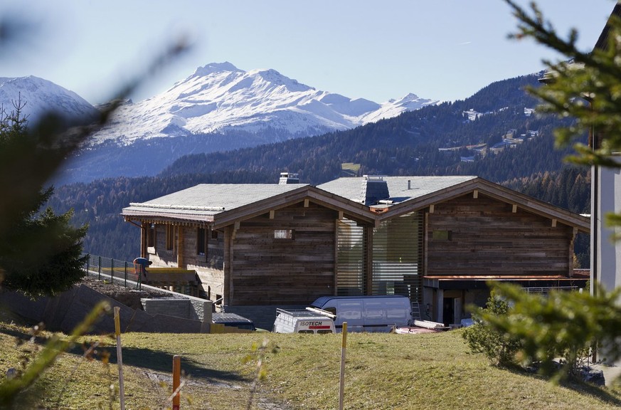 Die im Rohbau fertiggestellte Doppelvilla &quot;Bellavista A&quot; des Schweizer Tennisstars Roger Federer in Lenzerheide-Valbella, aufgenommen am Donnerstag, 15. November 2012. (KEYSTONE/Arno Balzari ...