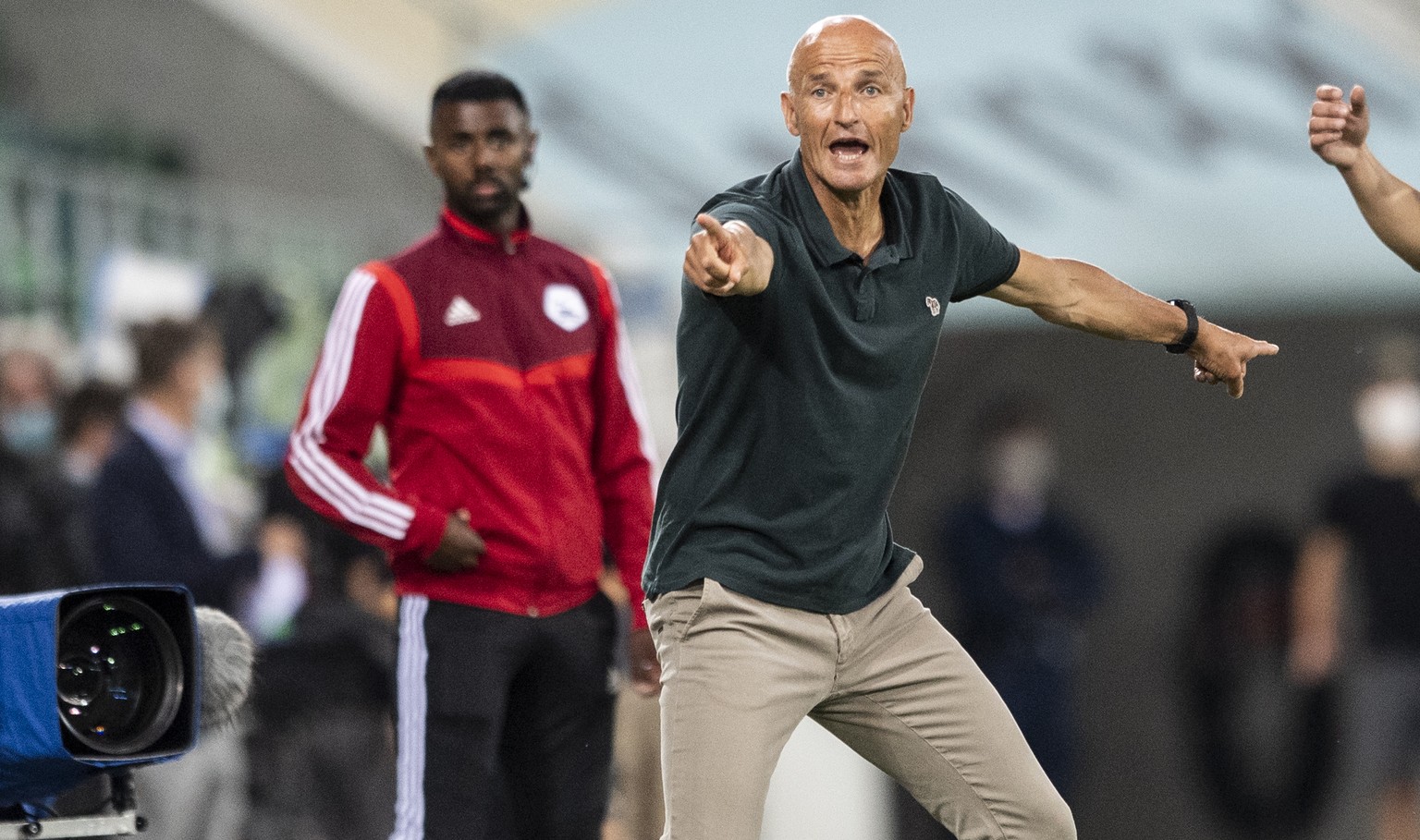 St. Gallens Trainer Peter Zeidler reagiert im Fussball Meisterschaftsspiel der Super League zwischen dem FC St. Gallen und dem FC Basel, am Mittwoch, 22. Juli 2020, im Kybunpark in St. Gallen. (KEYSTO ...