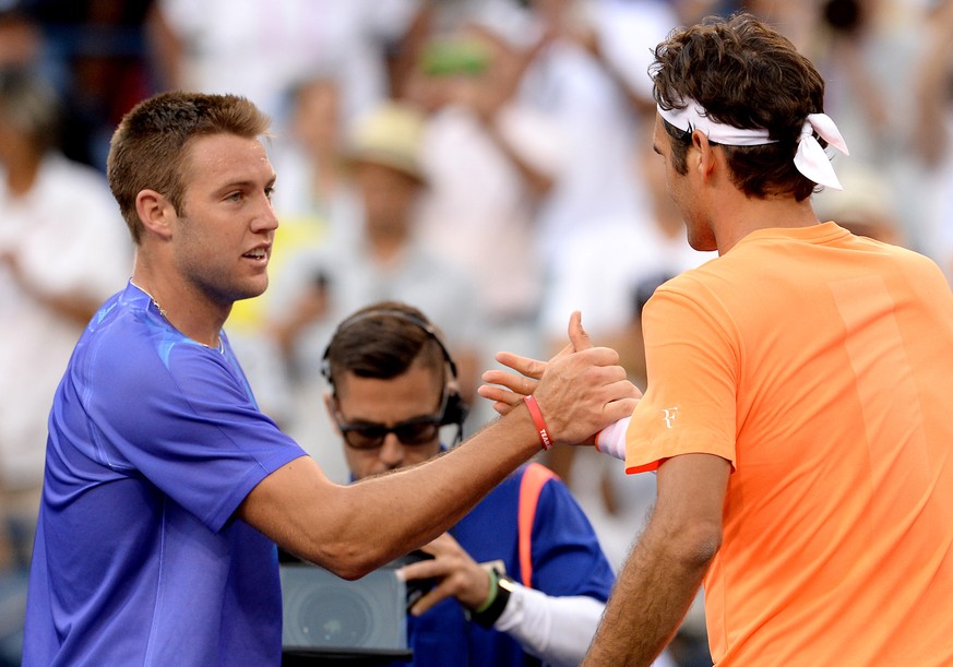 Jack Sock gratuliert Roger Federer zu seinem diskussionslosen Sieg.