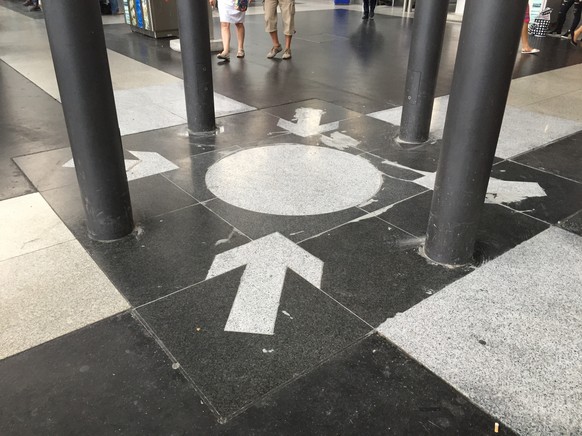 Bei näherem Betrachten zeigt sich, dass der Belag beim Treffpunkt eine Auffrischung vertragen kann.&nbsp;