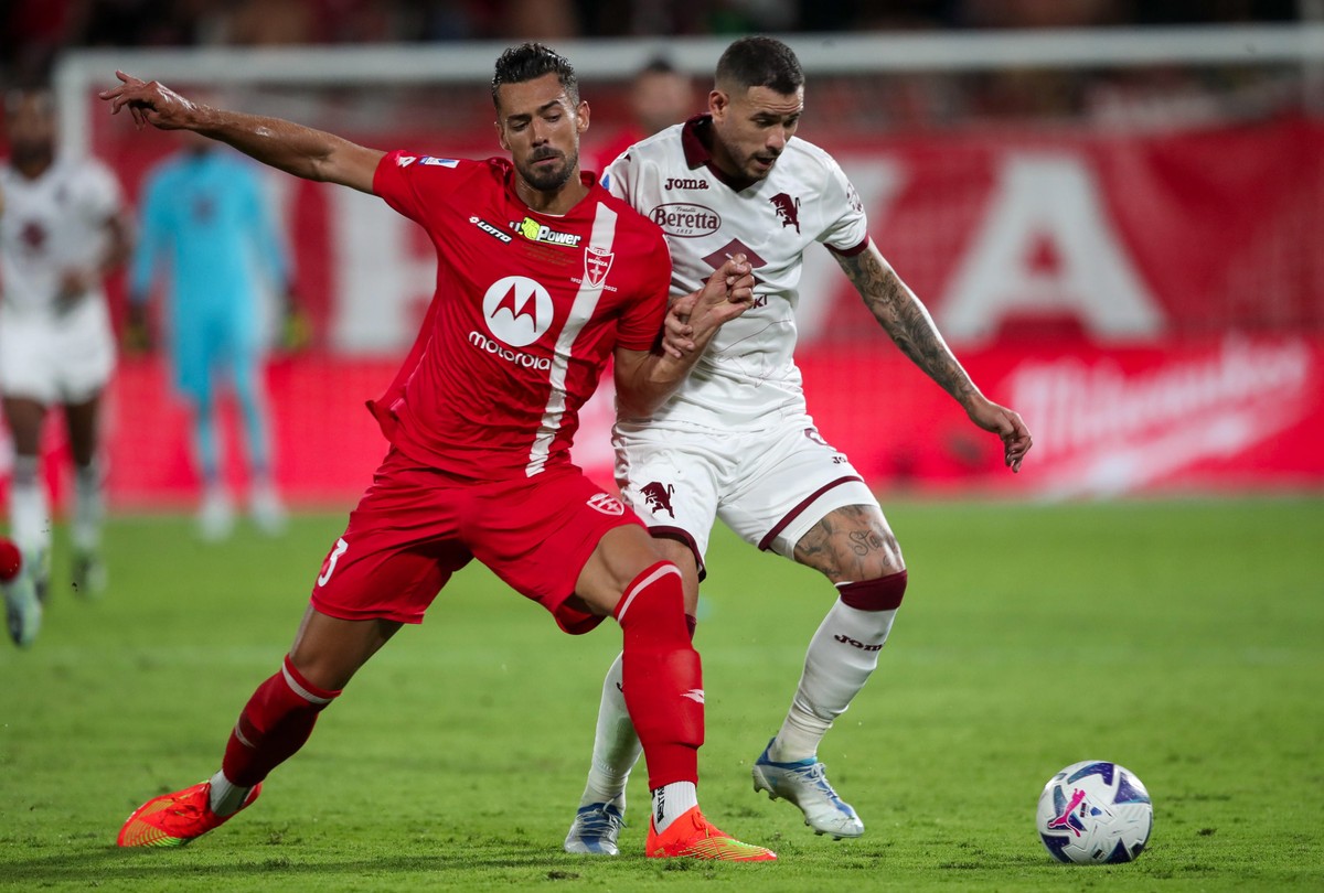 epa10119624 Torino FC's forward Antonio Sanabria in action against AC Monza's defender Pablo Mari (L) during the Italian Serie A soccer match between AC Monza and Torino FC at U-Power Stadiu ...