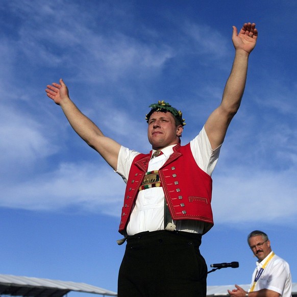 Der gekroente Schwingerkoenig Joerg Abderhalden jubelt seinen Fans zu, am Sonntag, 26. August 2007, beim 41. Eidgenoessischen Schwing- und Aelplerfest im Schachen in Aarau. (KEYSTONE/Eddy Risch)