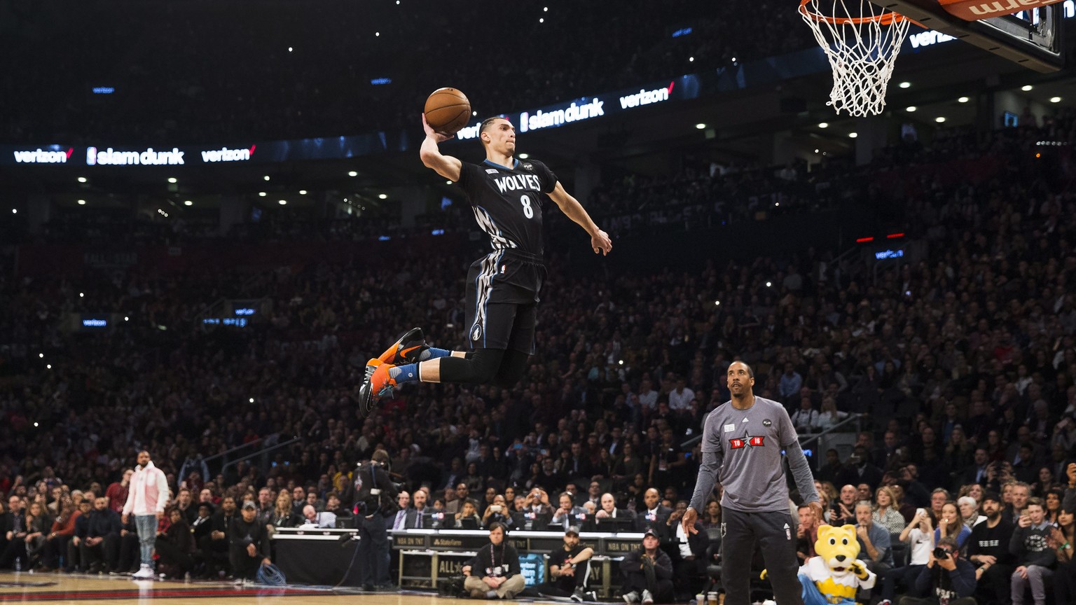 Sprung von der Freiwurflinie: Zach LaVine fliegt dem Sieg im Slam-Dunk-Contest entgegen.